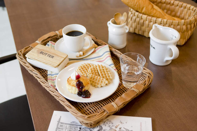 点心,面包,咖啡,无人,横图,俯视,室内,特写,白天,下午茶,幸福,餐桌,桌子,杯子,餐具,朦胧,模糊,木制,英文,标志,瓷器,碟子,盘,文字,字符,勺子,字母,黄油,食品,糖,糖果,面点,甜点,甜品,咖啡杯,陶瓷制品,饮品,软糖,营养,娱乐,方糖,标识,食物,糕点,饮料,两个,盘子,木制品,调羹,碟,汤匙,甜食,奶油,享受,休闲,温馨,放松,乐趣,餐台,英文字母,提神,长棍面包,乳制品,舒适,奶,瓷杯,醒脑,华夫饼,法式长棍面包,格子饼,华夫,格仔饼,压花蛋饼,软饮料,彩图,高角度拍摄,蛋糕