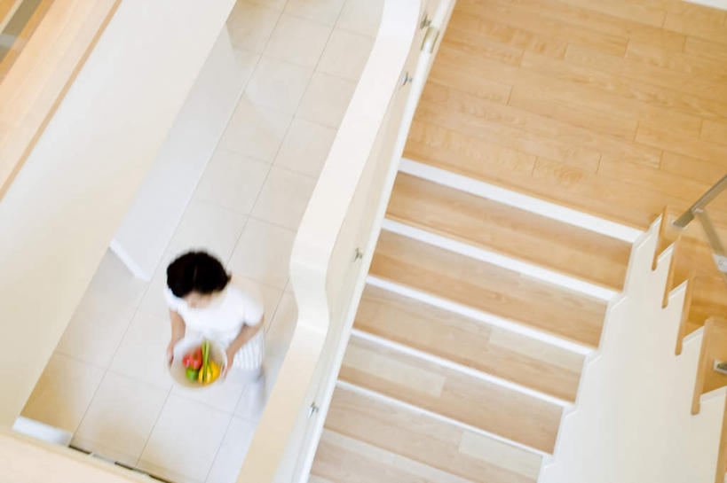 东方人,一个人,栏杆,走,捧,横图,俯视,室内,白天,楼梯,辣椒,芦笋,蔬菜,西红柿,亚洲,仅一个年轻女性,仅一个女性,仅一个人,握,服装,朦胧,模糊,新鲜,扶手,阶梯,食品,拿,拿着,休闲装,黄种人,护栏,台阶,食物,衣服,休闲,休闲服,握着,服饰,有机食品,绿色食品,彩椒,辣角,红海椒,大椒,辣虎,广椒,年轻女性,女人,女性,亚洲人,猪尾巴,药鸡豆子,甜椒,柿子椒,石刁柏,蚂蚁杆,龙须菜,狼尾巴根,辣子,海椒,番茄,番椒,灯笼椒,步行,端,端着,捧着,散步,手捧,走路,彩图,高角度拍摄,全身