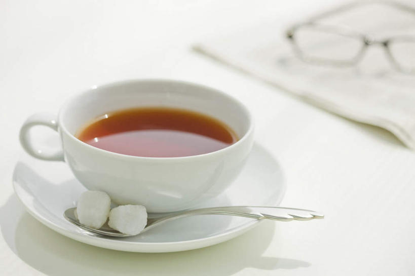 无人,横图,俯视,室内,白天,幸福,餐桌,茶,桌子,静物,报纸,杯子,金属制品,一把,朦胧,模糊,信息,金属,眼镜,勺子,调料,茶叶,调味品,一杯,调味料,娱乐,方糖,水杯,调羹,汤匙,享受,休闲,温馨,放松,乐趣,摄影,影棚,餐台,新闻,一份,提神,舒适,醒脑,近视眼镜,茶杯,彩图,高角度拍摄,影棚拍摄,拍摄,报刊