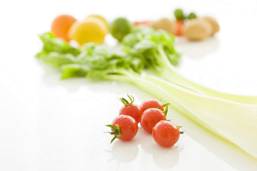 无人,横图,俯视,室内,特写,白天,白色背景,餐桌,桌子,芹菜,蔬菜,土豆,西红柿,一堆,许多,堆叠,堆积,朦胧,模糊,新鲜,食品,食物,摄影,有机食品,绿色食品,影棚,餐台,堆,馍馍蛋,根芹菜,根洋芹,球根塘蒿,药芹,洋芋,水芹,山药蛋,马铃薯,旱芹,番茄,彩图,高角度拍摄,影棚拍摄,拍摄