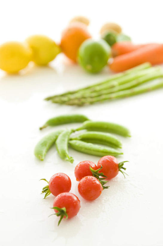 无人,竖图,俯视,室内,特写,白天,白色背景,植物,餐桌,桌子,柠檬,萝卜,胡萝卜,芦笋,蔬菜,西红柿,水果,一堆,许多,堆积,朦胧,模糊,新鲜,豆类,豆子,豌豆,生食,食品,果实,荷兰豆,食物,两个,摄影,有机食品,绿色食品,影棚,餐台,堆,雪豆,豆科,寒豆,毕豆,麻累,国豆,小寒豆,麦豌豆,益母果,柠果,猪尾巴,药鸡豆子,石刁柏,蚂蚁杆,龙须菜,狼尾巴根,红萝卜,甘荀,番茄,彩图,高角度拍摄,影棚拍摄,拍摄