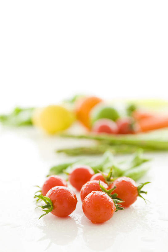 无人,竖图,俯视,室内,特写,白天,白色背景,植物,餐桌,桌子,柠檬,豆,萝卜,胡萝卜,芦笋,蔬菜,西红柿,水果,一堆,许多,堆叠,堆积,朦胧,模糊,新鲜,豆类,豆子,生食,食品,果实,豆角,豇豆,食物,摄影,有机食品,绿色食品,影棚,餐台,堆,羊角,豆科,饭豆,线豆,角豆,腰豆,长豆,带豆,江豆,裙带豆,益母果,柠果,猪尾巴,樱桃番茄,药鸡豆子,石刁柏,圣女果,蚂蚁杆,龙须菜,狼尾巴根,红萝卜,甘荀,番茄,彩图,高角度拍摄,影棚拍摄,拍摄