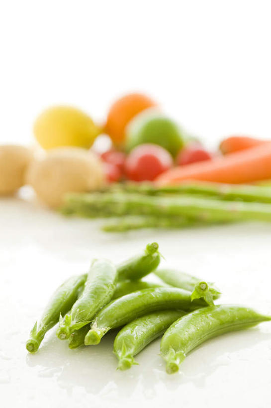 无人,竖图,俯视,室内,特写,白天,白色背景,植物,餐桌,桌子,豆,萝卜,胡萝卜,蔬菜,土豆,一堆,许多,堆积,朦胧,模糊,新鲜,豆类,豆子,豌豆,食品,豆角,荷兰豆,豇豆,食物,摄影,有机食品,绿色食品,影棚,餐台,堆,羊角,雪豆,豆科,饭豆,馍馍蛋,寒豆,毕豆,麻累,国豆,小寒豆,麦豌豆,线豆,角豆,腰豆,长豆,带豆,江豆,裙带豆,洋芋,山药蛋,马铃薯,红萝卜,甘荀,彩图,高角度拍摄,影棚拍摄,拍摄