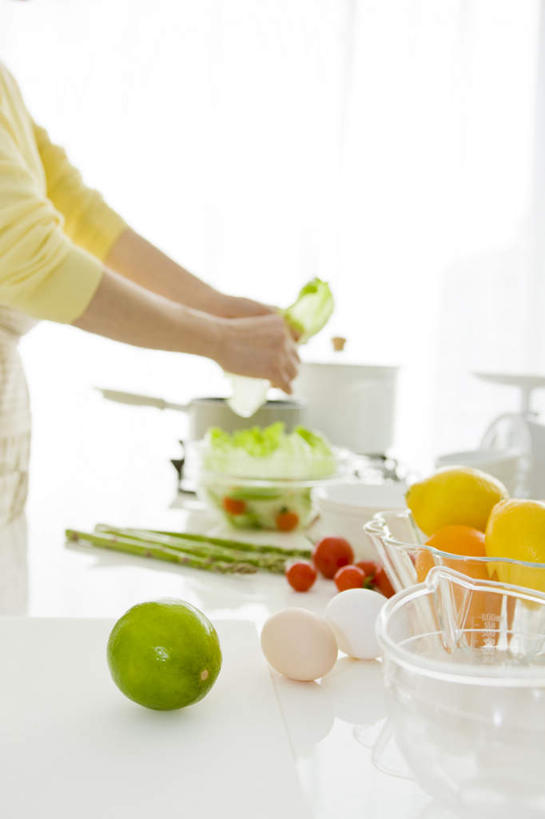 东方人,手,一个人,站,举,竖图,室内,特写,白天,侧面,餐桌,桌子,柑橘,柠檬,芦笋,蔬菜,西红柿,水果,亚洲,双手,仅一个年轻女性,仅一个女性,仅一个人,许多,握,服装,朦胧,模糊,新鲜,蛋,鸡蛋,生食,食品,果实,拿,拿着,休闲装,黄种人,白菜,食物,三个,衣服,托,站着,休闲,手部,休闲服,握着,服饰,有机食品,绿色食品,餐台,酸橙,卵,代代,年轻女性,女人,女性,亚洲人,益母果,柠果,橘子,桔子,橙子,橙,猪尾巴,药鸡豆子,石刁柏,蚂蚁杆,龙须菜,狼尾巴根,番茄,举起,举手,举着,向上举,向上伸,向上托,站立,半身,彩图