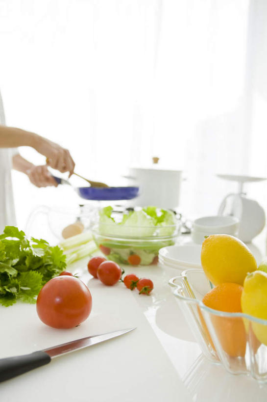 东方人,手,一个人,站,举,竖图,室内,特写,白天,侧面,烹饪,仪器,餐桌,桌子,柑橘,柠檬,蔬菜,西红柿,厨具,水果,金属制品,亚洲,双手,仅一个年轻女性,仅一个女性,仅一个人,一把,一堆,许多,握,堆积,服装,朦胧,模糊,新鲜,金属,工具,锅子,平底锅,生菜,莴苣,生食,食品,果实,刀具,拿,拿着,休闲装,黄种人,食物,三个,一个,衣服,刀,托,站着,休闲,手部,休闲服,握着,服饰,有机食品,绿色食品,单个,餐台,堆,衡量,菜刀,小白菜,计量,台秤,烹饪用具,衡器,春菜,鹅仔菜,莴仔菜,千金菜,切菜刀,叶用莴苣,年轻女性,女人,女性,亚洲人,秤,烹调用具,益母果,柠果,橘子,桔子,橙子,橙,番茄,举起,举手,举着,烹调,向上举,向上伸,向上托,站立,半身,彩图