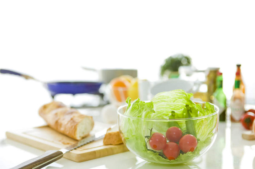 点心,面包,无人,横图,俯视,室内,特写,白天,白色背景,烹饪,餐桌,桌子,蔬菜,西红柿,餐具,厨具,金属制品,一把,一排,朦胧,模糊,新鲜,整齐,金属,碟子,工具,罐子,锅子,盘,平底锅,生菜,莴苣,调料,食品,面点,案板,刀具,调味品,调味料,玻璃制品,砧板,食物,糕点,排列,一个,盘子,玻璃瓶,瓶子,碟,碗,刀,摄影,有机食品,绿色食品,影棚,单个,餐台,锅具,队列,烹饪用具,春菜,鹅仔菜,莴仔菜,千金菜,叶用莴苣,面包刀,烹调用具,樱桃番茄,圣女果,番茄,烹调,彩图,高角度拍摄,影棚拍摄,拍摄