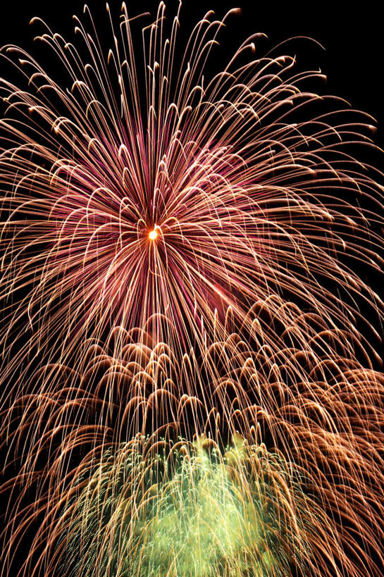 无人,竖图,室外,特写,夜晚,仰视,旅游,度假,烟火,朦胧,模糊,庆祝,美丽,娱乐,黑色,天空,焰火,天,享受,休闲,闪耀,放松,庆贺,闪烁,祝贺,礼花,花炮,礼花炮,绚烂,闪动,闪灼,烟花,彩图,低角度拍摄