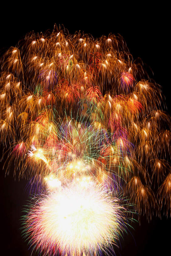 无人,竖图,室外,特写,夜晚,仰视,旅游,度假,烟火,朦胧,模糊,庆祝,美丽,娱乐,黑色,天空,焰火,天,享受,休闲,闪耀,放松,庆贺,闪烁,祝贺,礼花,花炮,礼花炮,绚烂,闪动,闪灼,烟花,彩图,低角度拍摄