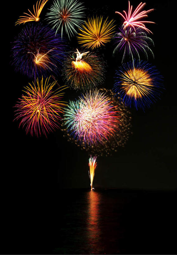 无人,竖图,室外,夜晚,仰视,旅游,度假,海浪,海洋,烟火,朦胧,模糊,庆祝,浪花,水平线,海平线,美丽,娱乐,黑色,天空,海水,焰火,天,享受,休闲,闪耀,放松,庆贺,闪烁,祝贺,礼花,海景,花炮,礼花炮,绚烂,闪动,闪灼,烟花,大海,风浪,海,海水的波动,近岸浪,涌浪,彩图,低角度拍摄