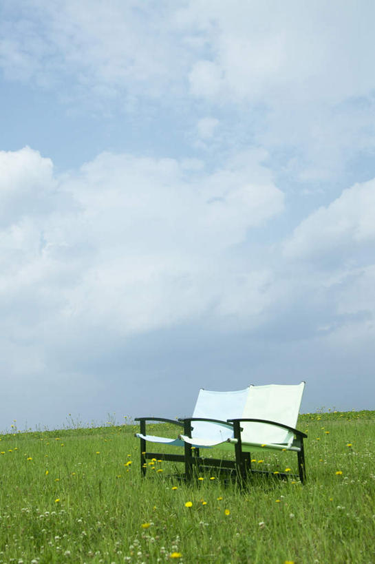 无人,竖图,室外,白天,正面,旅游,度假,草地,草坪,美景,植物,椅子,一排,朦胧,模糊,整齐,木椅,景观,云,云朵,云彩,娱乐,草,排列,两个,蓝色,绿色,白云,蓝天,天空,自然,天,享受,休闲,景色,放松,晴朗,队列,自然风光,晴空,彩图