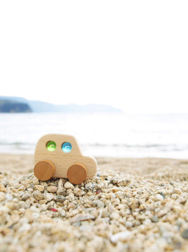 无人,竖图,室外,特写,白天,正面,海浪,海洋,石头,沙滩,汽车,一堆,一辆,堆叠,堆积,朦胧,模糊,木制,沙子,石子,海岸,浪花,水平线,辽阔,海平线,沙地,车,蓝色,蓝天,天空,海水,木制品,交通工具,轿车,天,广阔,晴朗,堆,一望无际,载具,海景,万里无云,无边无际,一马平川,大海,风浪,海,海水的波动,海滩,近岸浪,石块,涌浪,晴空,晴空万里,彩图,水天相接,水天一线