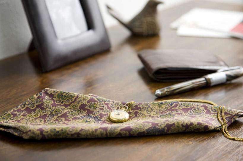 无人,办公室,横图,俯视,室内,特写,白天,复古,家具,桌子,静物,袋子,礼物,相框,一堆,堆叠,堆积,朦胧,模糊,时间,包装袋,笔,材料,档案,时钟,文件,纸袋,办公桌,办公用品,钢笔,计时,怀表,文具,两个,一个,学习用品,框架,资料,钟表,表,摄影,礼品,皮夹子,钱包,影棚,单个,堆,挂表,文具用品,一支,零钱包,皮夹,文档,礼品袋,办公家具,钟,彩图,高角度拍摄,影棚拍摄,拍摄