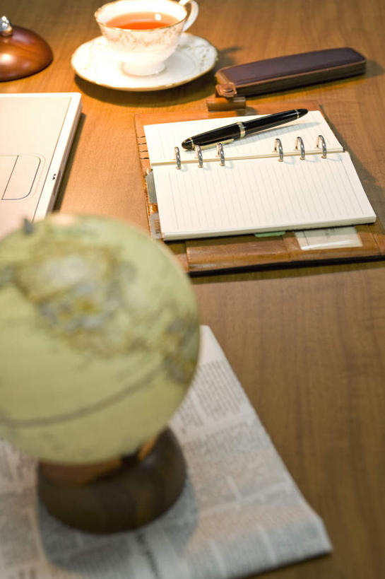 无人,办公室,竖图,俯视,室内,特写,白天,幸福,电脑,笔记本电脑,仪器,海洋,茶,家具,桌子,静物,报纸,地图,朦胧,模糊,网格,网络,信息,笔,地球仪,线条,世界地图,办公桌,地球,陆地,红茶,茶叶,办公用品,钢笔,全球,娱乐,通讯设备,球,文具,一个,经纬线,模型,学习用品,享受,休闲,球体,温馨,放松,乐趣,摄影,地理,国家,影棚,单个,新闻,一份,文具用品,大陆,世界,提神,无线,舒适,醒脑,通信设备,无线网络,纬线,版图,经线,无线上网,便携式电脑,经纬仪,地理学,办公家具,手提电脑,彩图,高角度拍摄,影棚拍摄,拍摄,大洋,大洲,报刊