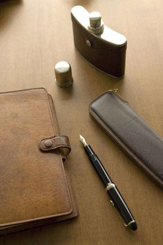 无人,办公室,竖图,俯视,室内,特写,白天,家具,桌子,静物,金属制品,朦胧,模糊,金属,笔,罐子,办公桌,办公用品,备忘录,钢笔,记事本,文具,一个,本子,笔袋,笔记本,瓶子,学习用品,瓶盖,摄影,影棚,单个,文具用品,笔盒,办公家具,彩图,高角度拍摄,影棚拍摄,拍摄