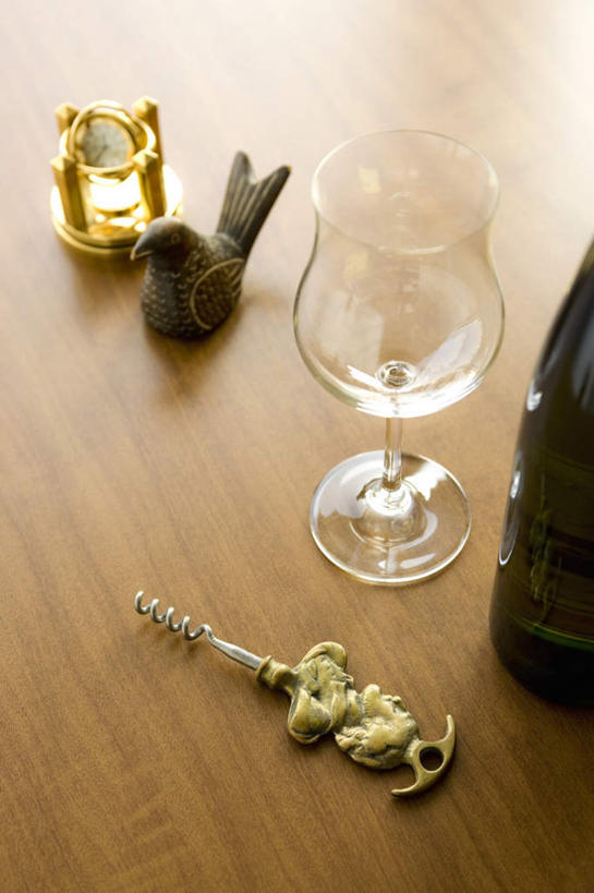 无人,办公室,竖图,俯视,室内,特写,白天,家具,桌子,鸟,静物,杯子,朦胧,模糊,时间,木制,鸟类,高脚杯,开瓶器,时钟,办公桌,红酒杯,开瓶,计时,红酒瓶,玻璃制品,酒瓶,一个,玻璃瓶,酒杯,木制品,瓶子,钟表,表,摄影,影棚,单个,座钟,木偶,开启,启瓶器,办公家具,瓶启,玻璃杯,钟,彩图,高角度拍摄,影棚拍摄,拍摄,酒具