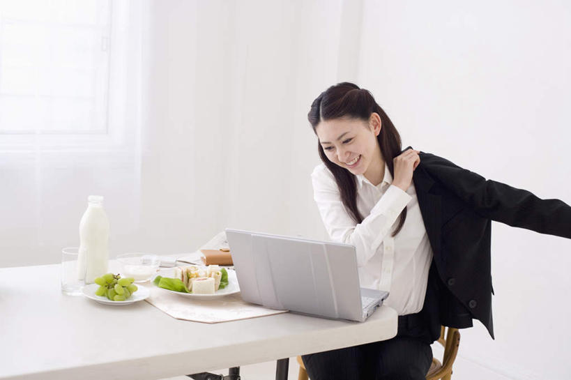 牛奶,东方人,一个人,商务人士,商务女性,坐,笑,微笑,露齿笑,横图,室内,白天,正面,烹饪,西餐,电脑,笔记本电脑,餐桌,桌子,葡萄,报纸,杯子,餐具,亚洲,仅一个年轻女性,仅一个女性,仅一个人,一张,套装,朦胧,模糊,网络,信息,碟子,盘,三明治,料理,食品,饮品,营养,注视,黄种人,通讯设备,穿,菜肴,美食,玻璃制品,食物,饮料,盘子,水杯,碟,碗,快餐,观察,看,西式,佳肴,餐台,观看,新闻,察看,无线,乳制品,奶,关注,通信设备,商务装,无线网络,无线上网,便携式电脑,工薪阶层,西式快餐,三文治,安神,手提电脑,年轻女性,女人,女性,亚洲人,白领,上班族,玻璃杯,山葫芦,蒲桃,草龙珠,坐着,半身,彩图,报刊