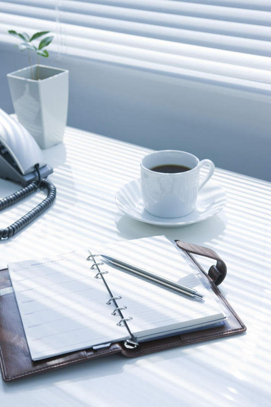 咖啡,无人,打电话,竖图,俯视,室内,特写,白天,幸福,植物,餐桌,窗户,桌子,静物,杯子,餐具,电话,阴影,朦胧,模糊,光线,笔,瓷器,碟子,盘,盆栽,影子,百叶窗,办公用品,备忘录,钢笔,记事本,咖啡杯,盆景,陶瓷制品,娱乐,通讯设备,文具,饮料,一个,绿色,阳光,自然,本子,笔记本,盘子,话筒,学习用品,碟,享受,休闲,温馨,电话线,放松,乐趣,生长,单个,成长,餐台,文具用品,提神,舒适,瓷杯,醒脑,一部,软饮料,交流,电话机,沟通,通话,彩图,高角度拍摄