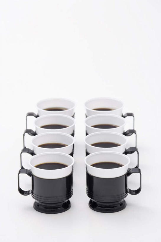 咖啡,无人,竖图,俯视,室内,特写,白天,白色背景,幸福,杯子,一排,许多,朦胧,模糊,整齐,笔,瓷器,办公用品,咖啡杯,陶瓷制品,娱乐,文具,饮料,排列,铅笔,学习用品,享受,休闲,温馨,放松,乐趣,摄影,影棚,文具用品,提神,舒适,队列,瓷杯,醒脑,软饮料,彩图,高角度拍摄,影棚拍摄,拍摄