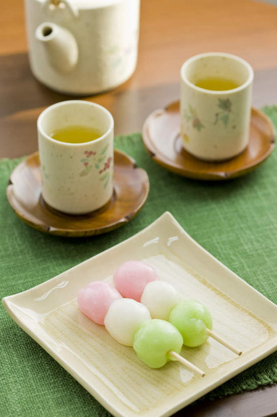 点心,无人,竖图,俯视,室内,特写,白天,餐桌,桌子,杯子,餐具,一排,朦胧,模糊,整齐,碟子,壶,盘,陶瓷,和果子,食品,甜点,甜品,陶瓷制品,水壶,食物,糕点,排列,三个,盘子,茶壶,水杯,碟,甜食,摄影,影棚,餐台,队列,茶杯,彩图,高角度拍摄,影棚拍摄,拍摄