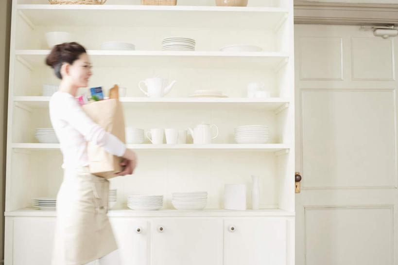 一个人,站,走,抱,笑,微笑,露齿笑,横图,室内,白天,侧面,购物,消费,门,杯子,餐具,袋子,仅一个年轻女性,仅一个女性,仅一个人,一堆,握,堆叠,堆积,朦胧,模糊,包装袋,瓷器,碟子,盘,手提袋,购物袋,咖啡杯,陶瓷制品,拿,拿着,盘子,碟,门框,站着,握着,金融,抱着,堆,搂着,购买,瓷杯,贸易,年轻女性,女人,女性,步行,怀抱,搂,搂抱,散步,相抱,拥抱,站立,走路,半身,彩图