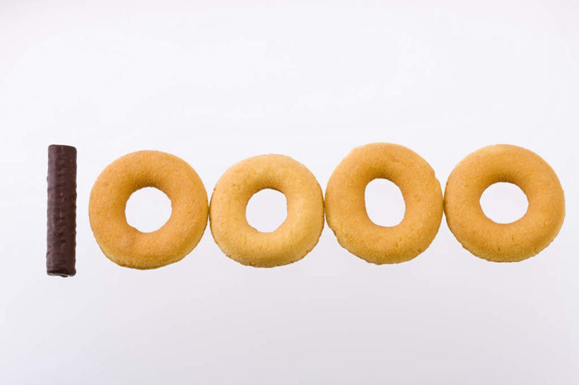 点心,面包,无人,横图,俯视,室内,特写,白天,白色背景,一排,朦胧,模糊,整齐,标志,数字,文字,字符,食品,糖,糖果,面点,甜点,甜品,标识,食物,糕点,排列,甜食,巧克力,甜甜圈,摄影,阿拉伯数字,影棚,队列,巧克力糖,多纳滋面包,唐纳滋,面包圈,彩图,高角度拍摄,影棚拍摄,拍摄