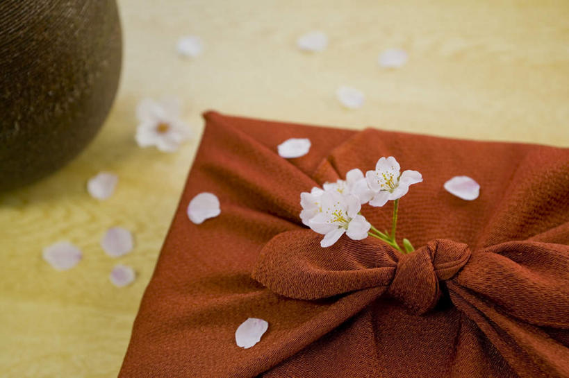 盒饭,无人,横图,俯视,室内,特写,白天,餐桌,桌子,樱花,许多,花纹,朦胧,模糊,日本文化,散落,盛开,包裹,便当,布,图案,花蕾,布纹,文化,花,花瓣,花朵,鲜花,花苞,花蕊,便捷,餐台,布匹,便利,包袱,快捷,仙樱花,福岛樱,青肤樱,弁当,风吕敷,包袱布,荆桃,彩图,高角度拍摄