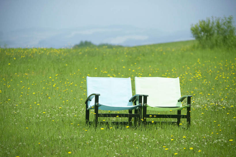 无人,横图,室外,白天,正面,旅游,度假,草地,草坪,美景,植物,椅子,一排,朦胧,模糊,整齐,木椅,景观,娱乐,草,树,树木,排列,两个,蓝色,绿色,蓝天,天空,自然,天,享受,休闲,景色,放松,生长,晴朗,成长,队列,自然风光,万里无云,晴空,晴空万里,彩图