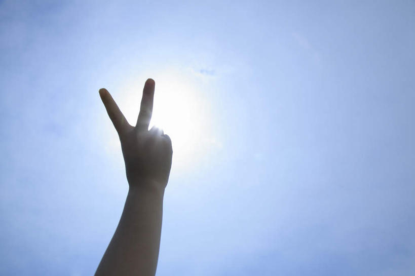 东方人,一个人,站,举,横图,室外,特写,白天,仰视,快乐,兴奋,骄傲,成功,胜利,亚洲,仅一个男性,仅一个人,阴影,朦胧,模糊,光线,影子,黄种人,仅一个年轻男性,蓝色,蓝天,天空,阳光,天,托,站着,自信,晴朗,万里无云,男人,男性,年轻男性,亚洲人,晴空,晴空万里,举起,举手,举着,向上举,向上伸,向上托,站立,半身,彩图,低角度拍摄,欢乐,开心