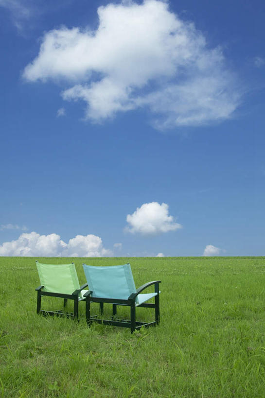 无人,竖图,室外,白天,正面,旅游,度假,草地,草坪,美景,植物,椅子,一排,朦胧,模糊,整齐,木椅,景观,云,云朵,云彩,娱乐,草,排列,两个,蓝色,绿色,白云,蓝天,天空,自然,天,享受,休闲,景色,放松,晴朗,队列,自然风光,晴空,彩图