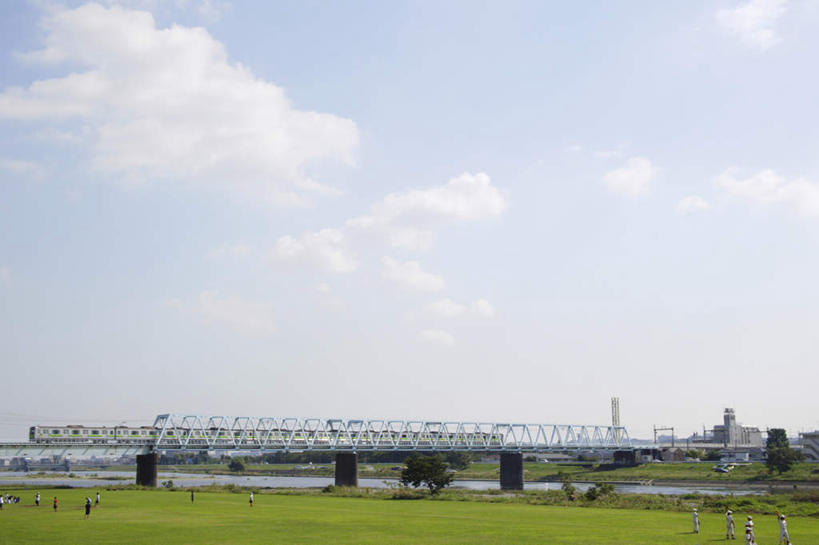 无人,横图,室外,白天,正面,草地,草坪,河流,水,植物,地铁,东京,日本,亚洲,阴影,朦胧,模糊,光线,影子,河水,水流,云,云朵,轨道交通,云彩,草,树,树木,蓝色,绿色,白云,蓝天,天空,阳光,自然,天,生长,晴朗,成长,东亚,本州,关东地方,本州岛,日本国,东京都,晴空,彩图,地铁机动车,地下铁,轻轨