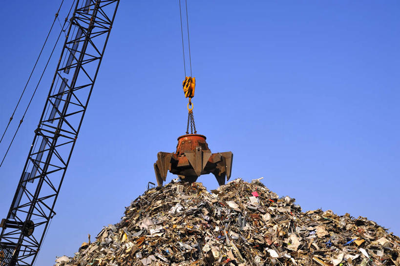 无人,横图,室外,白天,仰视,机器,一堆,许多,堆叠,堆积,环保,朦胧,模糊,垃圾,一个,蓝色,蓝天,天空,天,机械,晴朗,单个,堆,回收,抓斗,资源,利用,循环,万里无云,废品回收站,晴空,晴空万里,彩图,低角度拍摄