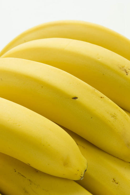 无人,竖图,俯视,室内,特写,白天,白色背景,香蕉,水果,一串,许多,朦胧,模糊,新鲜,生食,食品,果实,食物,黄色,摄影,有机食品,绿色食品,影棚,甘蕉,彩图,高角度拍摄,影棚拍摄,拍摄