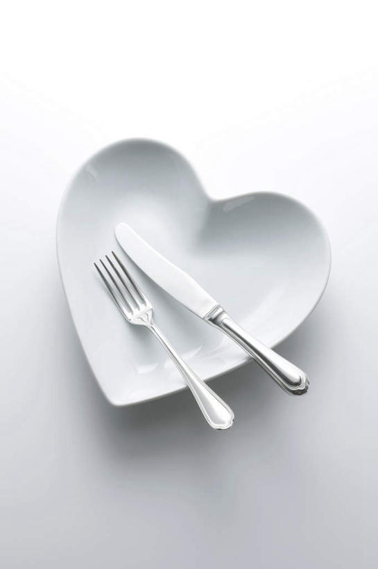 无人,办公室,竖图,俯视,室内,特写,白天,爱情,家具,桌子,静物,餐具,金属制品,爱心,朦胧,模糊,金属,叉子,刀叉,刀子,碟子,盘,办公桌,浪漫,盘子,碟,温暖,温馨,心形,恩爱,和睦,办公家具,心型,彩图,高角度拍摄,融洽