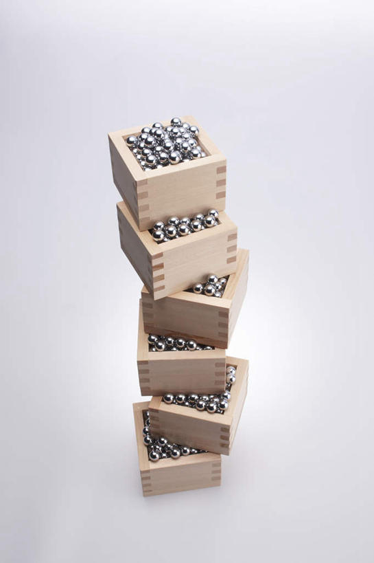 无人,竖图,俯视,室内,特写,白天,白色背景,游戏,赌博,贪欲,竞争,静物,一堆,堆叠,堆积,朦胧,模糊,木制,玩,娱乐,弹珠,刺激,盒子,木制品,休闲,摄影,影棚,活动,堆,发泄,消遣,智力,博彩,投机,侥幸,欲望,宣泄,柏青哥,弹珠机,小钢珠,爬金库,玩耍,嬉戏,彩图,高角度拍摄,影棚拍摄,拍摄,胜负,输赢