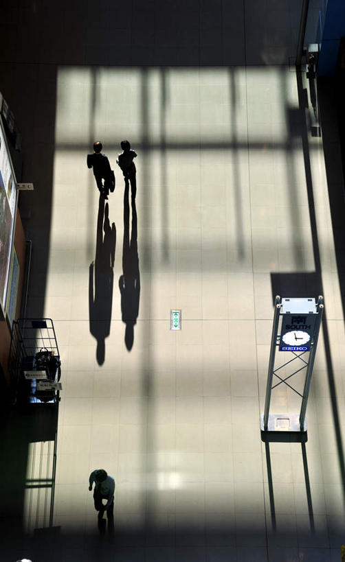 东方人,三个人,同事,商务人士,商务男性,商务女性,走,说,竖图,俯视,室外,白天,衬衫,讨论,成功,合作,团队,集体,信心,亚洲,阴影,套装,朦胧,模糊,时间,光线,时钟,影子,计时,黄种人,队伍,阳光,钟表,表,领导,成就,商务装,合伙,领袖,工薪阶层,塔钟,交流,男人,男性,年轻男性,年轻女性,女人,女性,亚洲人,白领,上班族,钟,步行,沟通,讲话,交谈,散步,商讨,说话,谈话,走路,彩图,高角度拍摄,全身,衬衣