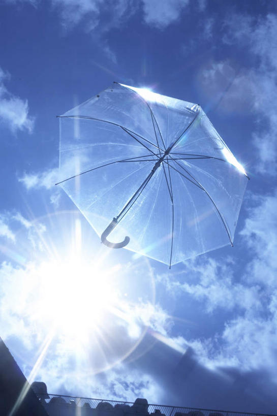 无人,竖图,室外,白天,仰视,旅游,度假,美景,一把,阴影,朦胧,模糊,透明,光线,伞,影子,雨伞,遮阳伞,景观,云,云朵,云彩,娱乐,阳伞,蓝色,白云,蓝天,天空,阳光,自然,天,享受,休闲,景色,放松,晴朗,自然风光,晴空,彩图,低角度拍摄