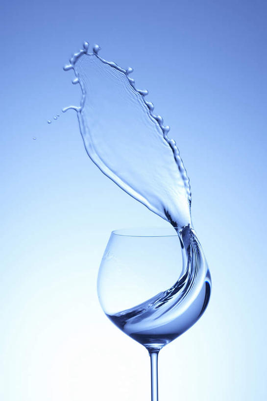 无人,竖图,室内,特写,白天,白色背景,正面,水,杯子,飞溅,朦胧,模糊,溅,高脚杯,液体,水滴,饮用水,玻璃制品,水珠,酒杯,矿泉水,摄影,影棚,喷洒,蒸馏水,香槟杯,玻璃杯,彩图,影棚拍摄,拍摄