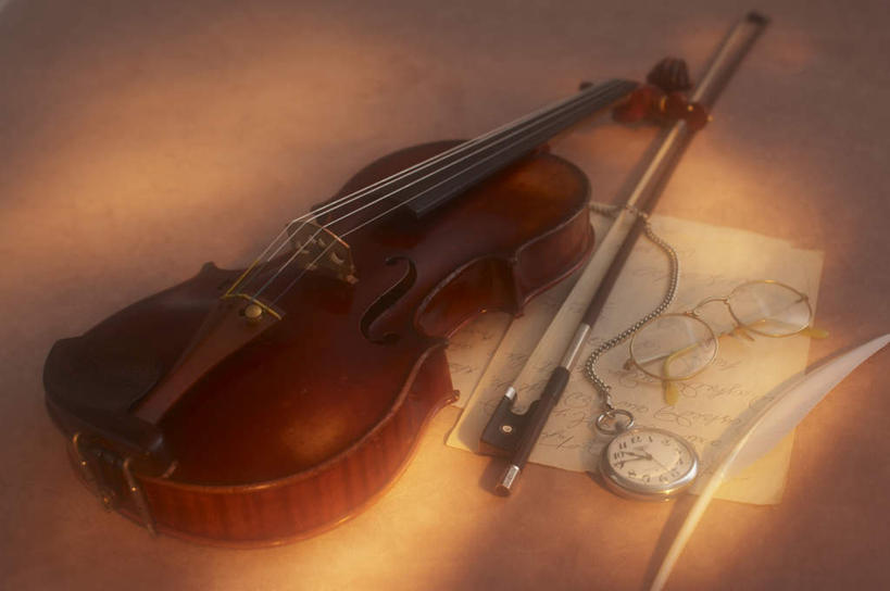 无人,横图,俯视,室内,特写,白天,复古,静物,一块,朦胧,模糊,时间,英文,笔,标志,时钟,文字,眼镜,字符,字母,办公用品,乐器,弦乐器,小提琴,计时,标识,怀表,文具,学习用品,钟表,表,摄影,影棚,英文字母,挂表,羽毛笔,文具用品,一支,弓拉弦乐器,弓拉弦鸣乐器,近视眼镜,钟,彩图,高角度拍摄,影棚拍摄,拍摄