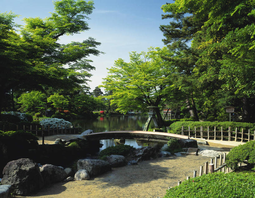 无人,公园,栏杆,横图,室外,白天,正面,旅游,度假,草地,草坪,河流,石头,美景,水,植物,日本,亚洲,阴影,光线,木板,石子,影子,栅栏,河水,景观,篱笆,水流,云,云朵,围栏,桥,木桥,云彩,娱乐,护栏,栈桥,草,树,树木,蓝色,绿色,白云,蓝天,天空,阳光,自然,天,享受,休闲,景色,放松,生长,成长,人行桥,木板桥,自然风光,东亚,本州,本州岛,日本国,石川,石川县,中部地方,石块,彩图