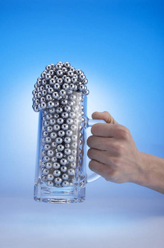 手,无人,摸,竖图,室内,白天,正面,数码,科技,杯子,金属制品,一堆,许多,抚摸,握,阴影,堆叠,堆积,光线,网络,金属,影子,云,云朵,银色,高光,几何,计算机图形,拿,合成,云彩,拿着,球,一个,蓝色,白云,蓝天,天空,阳光,天,球体,手部,握着,单个,堆,电脑合成图,数码合成图,写实,具体,具象,触摸,接触,半身,彩图