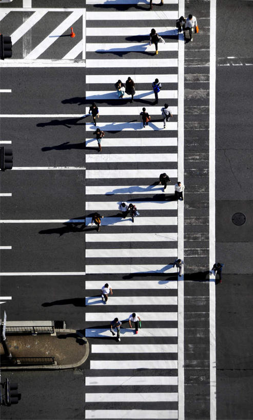 东方人,站,走,竖图,俯视,室外,白天,旅游,度假,草地,草坪,植物,道路,路,人行横道,公路,日本,亚洲,阴影,光线,影子,人行道,交通,许多人,黄种人,娱乐,草,绿色,阳光,站着,一群人,享受,休闲,放松,大阪,人行横道线,东亚,本州,大阪府,本州岛,日本国,近畿地方,近畿,男人,男性,年轻男性,年轻女性,女人,女性,亚洲人,斑马线,马路,步行,散步,站立,走路,彩图,高角度拍摄,全身