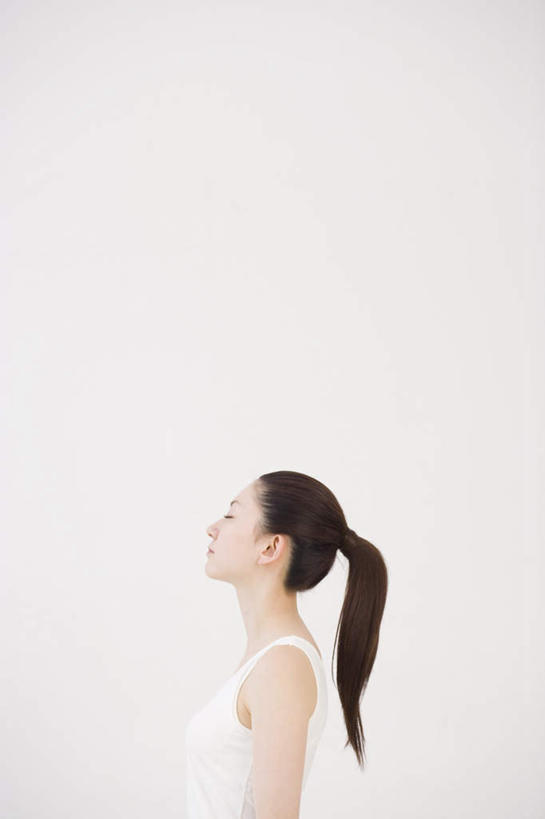 东方人,头发,一个人,竖图,室内,白天,白色背景,侧面,亚洲,仅一个年轻女性,仅一个女性,仅一个人,阴影,服装,光线,影子,墙,休闲装,黄种人,墙壁,墙面,衣服,白色,黑色,阳光,休闲,辫子,休闲服,摄影,服饰,影棚,马尾辫,年轻女性,女人,女性,亚洲人,半身,彩图,影棚拍摄,拍摄