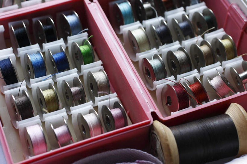 无人,横图,俯视,室内,特写,白天,桌面,一排,许多,阴影,整齐,光线,木制,木盒,线,影子,排列,一个,红色,蓝色,白色,阳光,木制品,容器,单个,储藏,缝纫,储存,队列,线轴,彩图,高角度拍摄,贮存