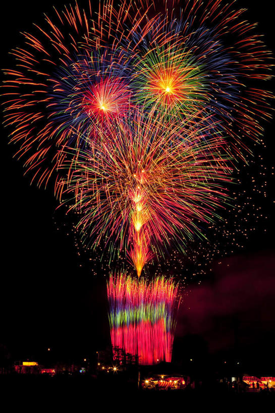 无人,高楼大厦,竖图,彩色,室外,白天,仰视,旅游,度假,爆炸,美景,大厦,建筑,摩天大楼,烟火,东京,日本,亚洲,节日,漂浮,庆祝,溅,景观,美丽,文化,娱乐,黄色,红色,绿色,黑色,天空,自然,焰火,天,庆典,享受,休闲,景色,放松,纪念,自然风光,掉落,礼花,东亚,本州,关东地方,本州岛,日本国,东京都,花炮,礼花炮,烟花,彩图,低角度拍摄,大楼,高层建筑,高楼,摩天楼