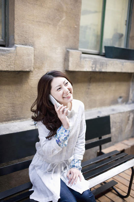 东方人,头发,一个人,坐,笑,摸,打电话,微笑,露齿笑,竖图,俯视,室外,白天,窗户,地板,电话,手机,椅子,亚洲,仅一个年轻女性,仅一个女性,仅一个人,抚摸,握,阴影,服装,裤子,光线,影子,长椅,木椅,墙,地面,拿,听,拿着,注视,牛仔裤,休闲装,黄种人,通讯设备,木地板,玻璃窗,墙壁,墙面,衣服,白色,黑色,阳光,观察,看,靠,靠着,倚靠,休闲,休闲服,握着,服饰,观看,察看,倚着,关注,交流,年轻女性,女人,女性,亚洲人,触摸,沟通,接触,抬头,通话,仰头,坐着,半身,彩图,高角度拍摄