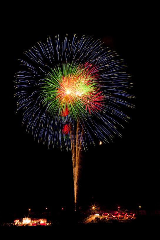 无人,高楼大厦,竖图,彩色,室外,夜晚,仰视,旅游,度假,爆炸,美景,大厦,建筑,摩天大楼,烟火,东京,日本,亚洲,黑色背景,节日,漂浮,庆祝,溅,景观,美丽,文化,娱乐,自然,焰火,庆典,享受,休闲,景色,放松,纪念,自然风光,掉落,礼花,东亚,本州,关东地方,本州岛,日本国,东京都,花炮,礼花炮,烟花,彩图,低角度拍摄,大楼,高层建筑,高楼,摩天楼