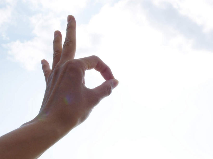 东方人,一个人,举,横图,室外,白天,仰视,满意,胜利,亚洲,仅一个年轻女性,仅一个女性,仅一个人,光线,影子,云,云朵,云彩,黄种人,蓝色,白云,蓝天,天空,阳光,天,手势,托,同意,ok手势,年轻女性,女人,女性,亚洲人,举起,举手,举着,向上举,向上伸,向上托,半身,彩图,低角度拍摄,同意手势