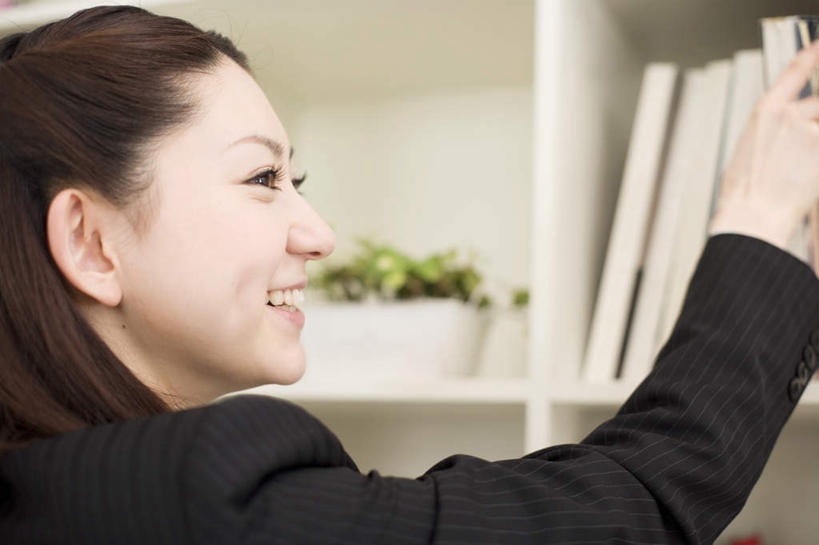 东方人,头发,一个人,商务人士,商务女性,办公室,站,举,笑,摸,微笑,露齿笑,横图,室内,特写,白天,衬衫,植物,柜子,亚洲,仅一个年轻女性,仅一个女性,仅一个人,一排,抚摸,握,抓头,套装,朦胧,模糊,整齐,材料,档案,盆栽,文件,盆景,拿,拿着,注视,黄种人,排列,背面,绿色,黑色,自然,资料,观察,看,托,站着,握着,生长,成长,观看,察看,队列,关注,文档,商务装,档案柜,工薪阶层,年轻女性,女人,女性,亚洲人,白领,上班族,触摸,接触,举起,举手,举着,向上举,向上伸,向上托,站立,半身,彩图,衬衣