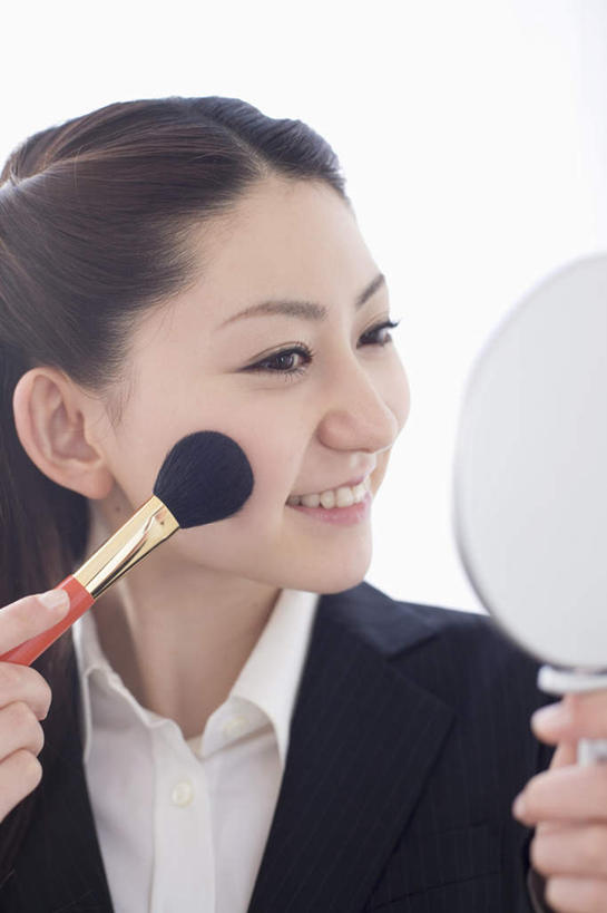 东方人,头发,一个人,商务人士,商务女性,站,举,笑,微笑,露齿笑,竖图,室内,白天,正面,衬衫,化妆,美容,镜子,亚洲,仅一个年轻女性,仅一个女性,仅一个人,一面,擦,握,阴影,套装,反射,光线,影子,墙,拿,拿着,涂抹,注视,黄种人,墙壁,墙面,一个,黑色,阳光,化妆刷,刷子,观察,看,托,站着,擦拭,握着,单个,腮红刷,观看,镜像,察看,美容工具,镜面,关注,商务装,工薪阶层,彩妆刷,化妆工具,光学,手镜,年轻女性,女人,女性,亚洲人,白领,上班族,举起,举手,举着,向上举,向上伸,向上托,站立,半身,彩图,衬衣