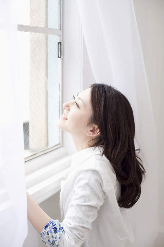 东方人,头发,一个人,站,笑,摸,微笑,露齿笑,竖图,室内,白天,侧面,窗户,窗帘,亚洲,仅一个年轻女性,仅一个女性,仅一个人,撑,抚摸,阴影,服装,光线,方格,影子,墙,注视,休闲装,黄种人,玻璃窗,墙壁,墙面,衣服,白色,黑色,阳光,观察,看,趴着,站着,休闲,休闲服,服饰,观看,察看,撑着,关注,年轻女性,女人,女性,亚洲人,长发,触摸,接触,趴,抬头,仰头,站立,半身,彩图